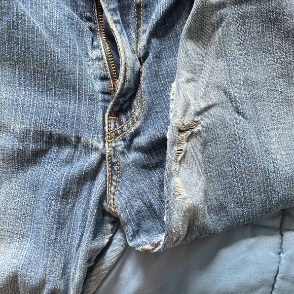 Levi jeans, 10 long, worn with holes - Picture 8 of 8